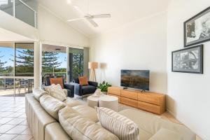 TV a/nebo společenská místnost v ubytování Blue Pacific 3 - Views Across Pippi Beach