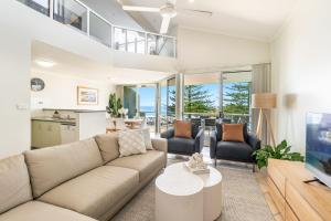 Posezení v ubytování Blue Pacific 3 - Views Across Pippi Beach