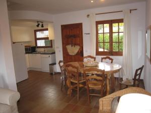 cocina y comedor con mesa y sillas en Casa L'Estartit, 3 dormitorios, 6 personas - ES-323-24, en L'Estartit