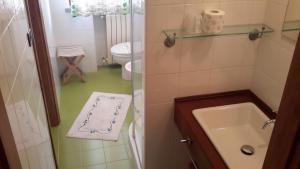 A bathroom at B&B L'Albero Di Antonia