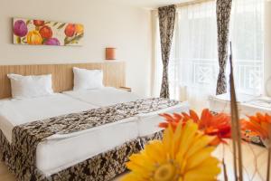 Un pat sau paturi într-o cameră la Karlovo Hotel