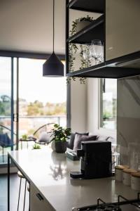 - une cuisine avec un comptoir et un comptoir dans l'établissement Grandeur Apartment, à Melbourne