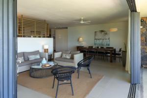 - un salon avec un canapé et une table dans l'établissement Beautiful 3 bed-room beachfront penthouse, à Grand Baie