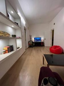 TV a/nebo společenská místnost v ubytování Aanandam - An Independent Villa in 1 Acre Farm