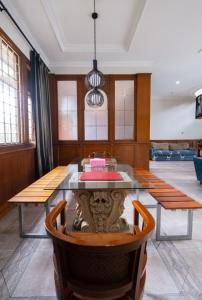 - une salle à manger avec une table et des chaises dans l'établissement Andaru Sukahaji - Perfect for Family and Friends, à Bandung