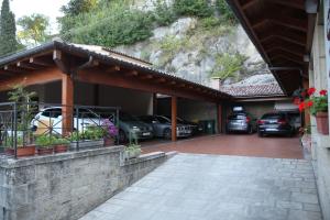 een gebouw met auto's geparkeerd op een parkeerplaats bij Hotel Rosa in San Marino