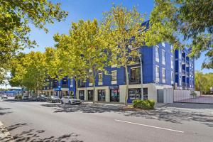 ein blaues Gebäude an der Straßenseite in der Unterkunft Northbridge Prime Location*2BR in Perth