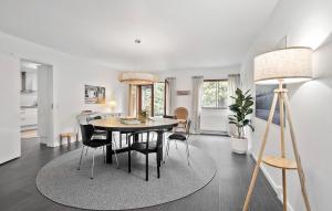eine Küche und ein Esszimmer mit einem Tisch und Stühlen in der Unterkunft Stunning Home In Hornbk With Kitchen in Hornbæk