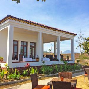 a villa with a view of the desert at Balibo Fort Hotel in Balibo