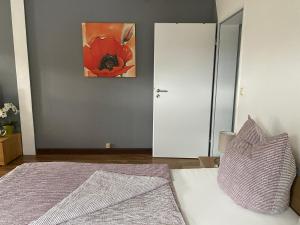 a bedroom with a bed and a painting of a poppy at Ferienwohnung Chaves in Bad Karlshafen