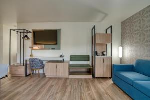 a living room with a blue couch and a table at La Casa Inn in San Francisco