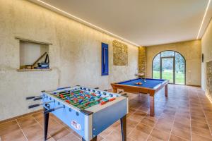 een kamer met een pooltafel en een tafel bij La Casa Della Quercia Relax In Tuscany - Happy Rentals in Montaione