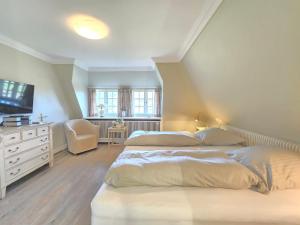 1 dormitorio con 2 camas y vestidor en Ferienhaus Cäcilienhof West en Kampen