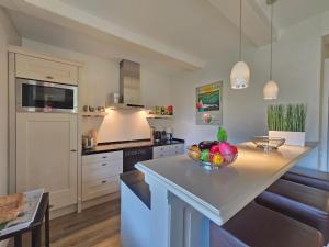 eine Küche mit einem Tisch mit einer Obstschale darauf in der Unterkunft Ferienhaus Cäcilienhof West in Kampen