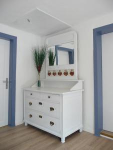 HergartenにあるFerienhaus Krukの鏡付白いドレッサー