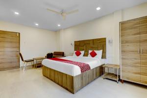 Un pat sau paturi într-o cameră la OYO Hotel Savitha's Grand