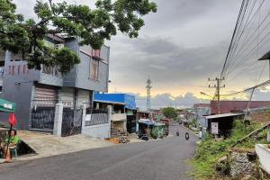 an empty street in a town with a building at OYO 93731 Amas Syariah in Parepare