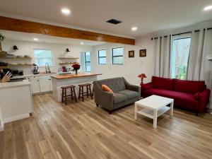 uma sala de estar com um sofá vermelho e uma cozinha em Farmhouse in Taylor, 4 min to Samsung campus em Taylor
