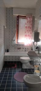 La salle de bains est pourvue de toilettes, d'un lavabo et d'une baignoire. dans l'établissement Al Tochetìn, à Schio
