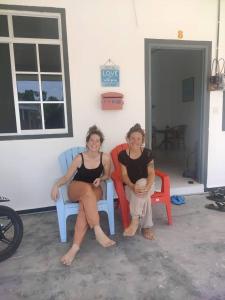 Deux femmes assises dans une pièce dans l'établissement Rossy Homestay, à Kuah