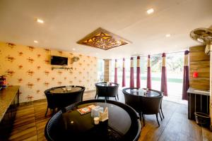 un ristorante con tavoli e sedie in una stanza di Goroomgo Shree Gajanana Puri Near Sea Beach - Lift Facilities - Best Selling a Puri