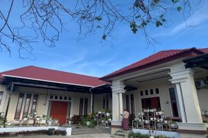 a man stands in front of a house at OYO 93778 Kost Hidayat Syariah in Laleng-balandae