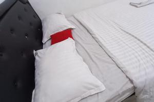 מיטה או מיטות בחדר ב-OYO 93777 Aulia Residence