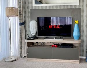 TV a/nebo společenská místnost v ubytování Seton Sands Haven Holiday Park - Prestige Caravan
