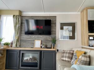 TV a/nebo společenská místnost v ubytování Seton Sands Haven Holiday Park - Prestige Caravan