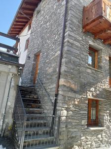 un edificio de piedra con escaleras en su lateral en Casa Pascal, en La Salle