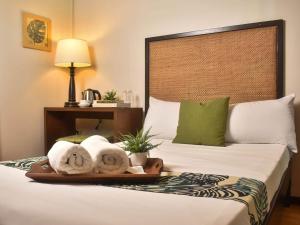 um quarto de hotel com duas toalhas numa cama em Stay Inn Plus em Mexico