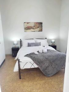 Un pat sau paturi într-o cameră la D&G City Centre Home