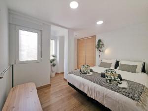 Un pat sau paturi într-o cameră la City Center Penthouse by NRAS