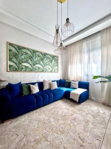 a blue couch sitting in a living room at Appartametno moderno centro di casa in Casablanca +34 photos