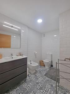 ein Badezimmer mit einer Badewanne, einem WC und einem Waschbecken in der Unterkunft City Center Penthouse by NRAS in Alicante