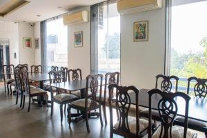 Girisadan Boutique Stay餐厅或其他用餐的地方