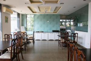 Girisadan Boutique Stay餐厅或其他用餐的地方