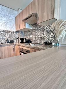 a kitchen with wooden cabinets and a counter top at Appartametno moderno centro di casa in Casablanca