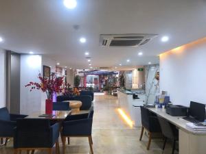 河內的住宿－A25 Hotel - 12 Ngô Sỹ Liên，一间带桌椅的餐厅和一间酒吧