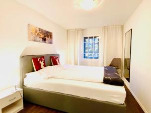 sypialnia z dużym łóżkiem z lustrem w obiekcie Mariazeller Resort Landliebe w mieście Mariazell