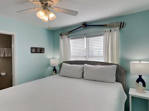 ガルフ・ショアーズにあるThe Sands #120のベッドルーム1室(白いベッド1台、天井ファン付) +22枚の写真