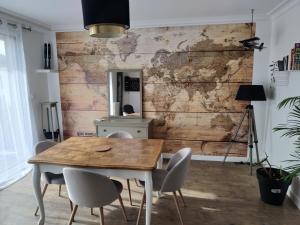 a dining room with a table and chairs at Appartement 2 Chambres INDIaNA Hyper centre in Vitré