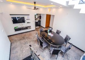 TV a/nebo společenská místnost v ubytování Cool Nest 5 BR Pool Villa Munnar by VOYE HOMES