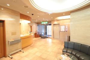 um lobby de um hospital com uma sala de espera em HOTEL LiVEMAX Sapporo Ekimae em Sapporo