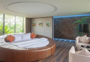 sypialnia z dużym łóżkiem w pokoju w obiekcie Flamingo Đại Lải Resort Villa Được Nấu Nướng, Ở Đông, BBQ, Karaoke w mieście Ngọc Quang
