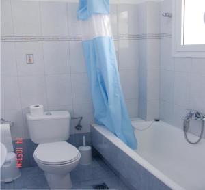 Koupelna v ubytování Hotel Kronio + 24 fotografií