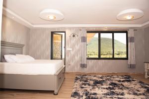 Ololaimutiek的住宿－Mara Meguarra Sanctuary，一间卧室设有床、窗户和地毯。