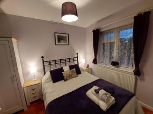 een slaapkamer met een bed met 2 kussens erop bij Private apartment, parking, sea and country views in Lyme Regis
