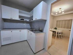 Kuchyň nebo kuchyňský kout v ubytování Japandi Home C - Fully Aircon, WIFI, Hot shower, 24hGuard, Center, near Malls