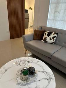 Posezení v ubytování Japandi Home C - Fully Aircon, WIFI, Hot shower, 24hGuard, Center, near Malls